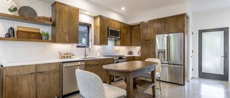 Refrigerador, microondas, horno y parrilla de estufa