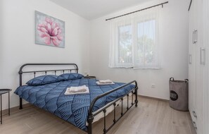 2 bedrooms, iron/ironing board, free WiFi, bed sheets - Beautiful apartment in Vrbnik with WiFi (Vrbnik)