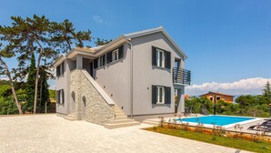A modern two-story house with a stone staircase, a pool, and a balcony. - Awesome apartment in Vrbnik with WiFi (Vrbnik)
