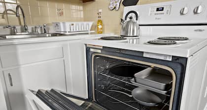 Spacious Studio Apt/Sleeps 2/Extendedstays/Work or Vacation/FREE Wifi & Parking