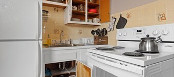 Spacious Studio Apt/Sleeps 2/Extendedstays/Work or Vacation/FREE Wifi & Parking