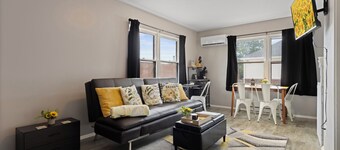 Spacious Studio Apt/Sleeps 2/Extendedstays/Work or Vacation/FREE Wifi & Parking