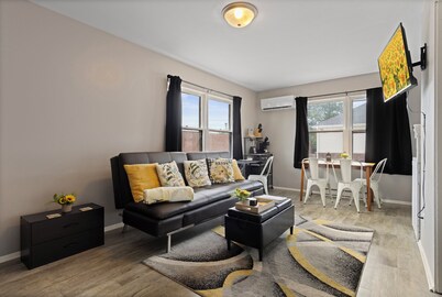 Spacious Studio Apt/Sleeps 2/Extendedstays/Work or Vacation/FREE Wifi & Parking