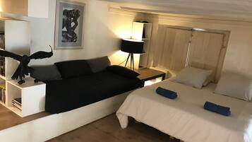2 chambres, bureau, fer et planche Ă  repasser, lit parapluie