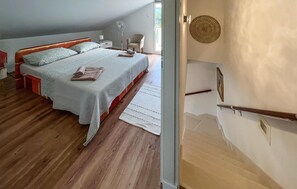 2 bedrooms, travel crib, free WiFi, bed sheets - Beach front home in Splitska with house sea view (Splitska)