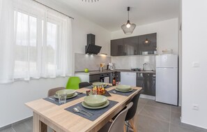 Réfrigérateur, four, plaque de cuisson, lave-vaisselle