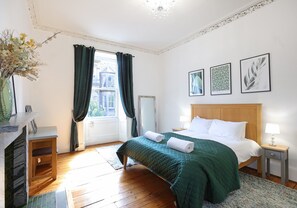 2 habitaciones, tabla de planchar con plancha y cuna de viaje