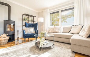 TV, fireplace - Schoenes Ferienhaus Eisenberg (Eisenberg an der Pinka)