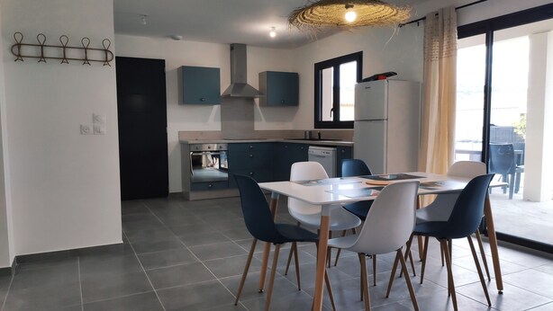 Una cocina moderna con comedor.