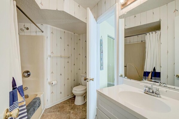 Une salle de bain avec une baignoire, des toilettes et un lavabo.