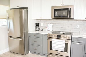 冷蔵庫、電子レンジ、オーブン、コンロ