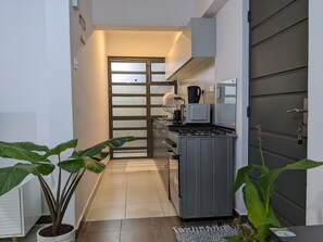 Frigorífico, microondas, horno y placa de cocina