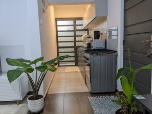 Frigorífico, microondas, horno y placa de cocina