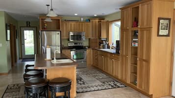 KylskÄp, mikrovÄgsugn, ugn och spishÀll