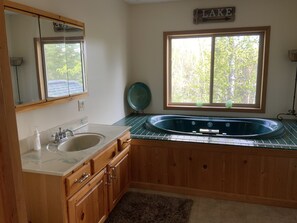 Douche, baignoire à jets, sèche-cheveux, serviettes fournies