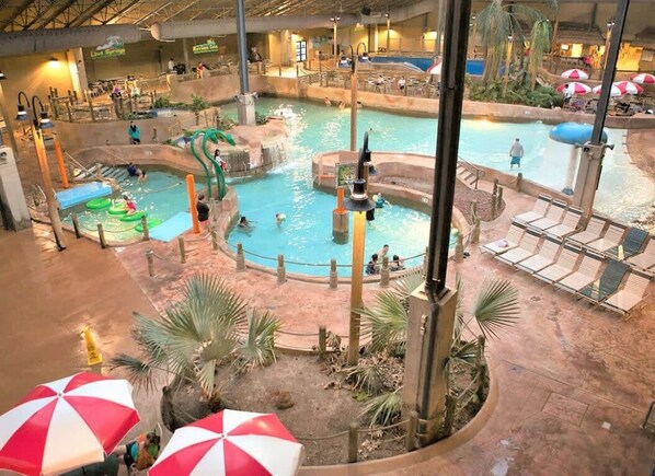 Alberca al aire libre y alberca climatizada