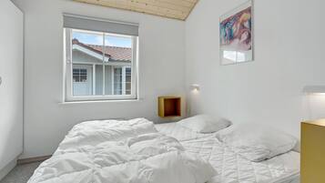 4 bedrooms, travel crib, free WiFi