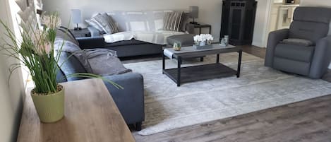 Een smart-tv, een computerscherm en een printer