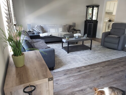 Comfortable 3 Bedroom, 3 Bathroom With Amenities!