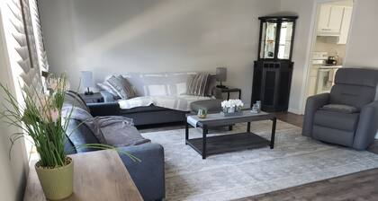 Comfortable 3 Bedroom, 3 Bathroom With Amenities!