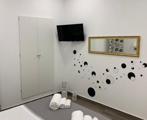 1 bedroom, desk, iron/ironing board, free WiFi