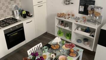 Fridge, oven, stovetop, coffee/tea maker