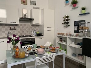 Kjøleskap, ovn, kokeplater og kaffetrakter/tekoker
