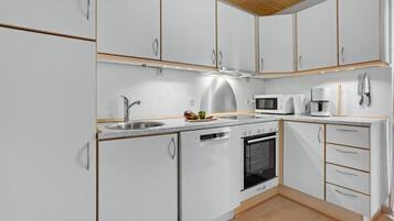 Køleskab, kogeplade, opvaskemaskine, kaffe-/temaskine