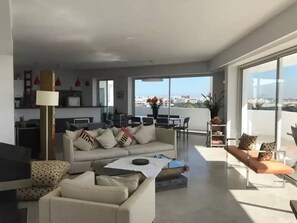 Smart TV, libros, monitor de computadora y impresora 