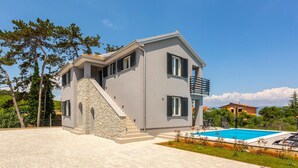 A modern two-story house with a stone staircase, a pool, and a balcony. - 2 bedroom nice apartment in Vrbnik (Vrbnik)