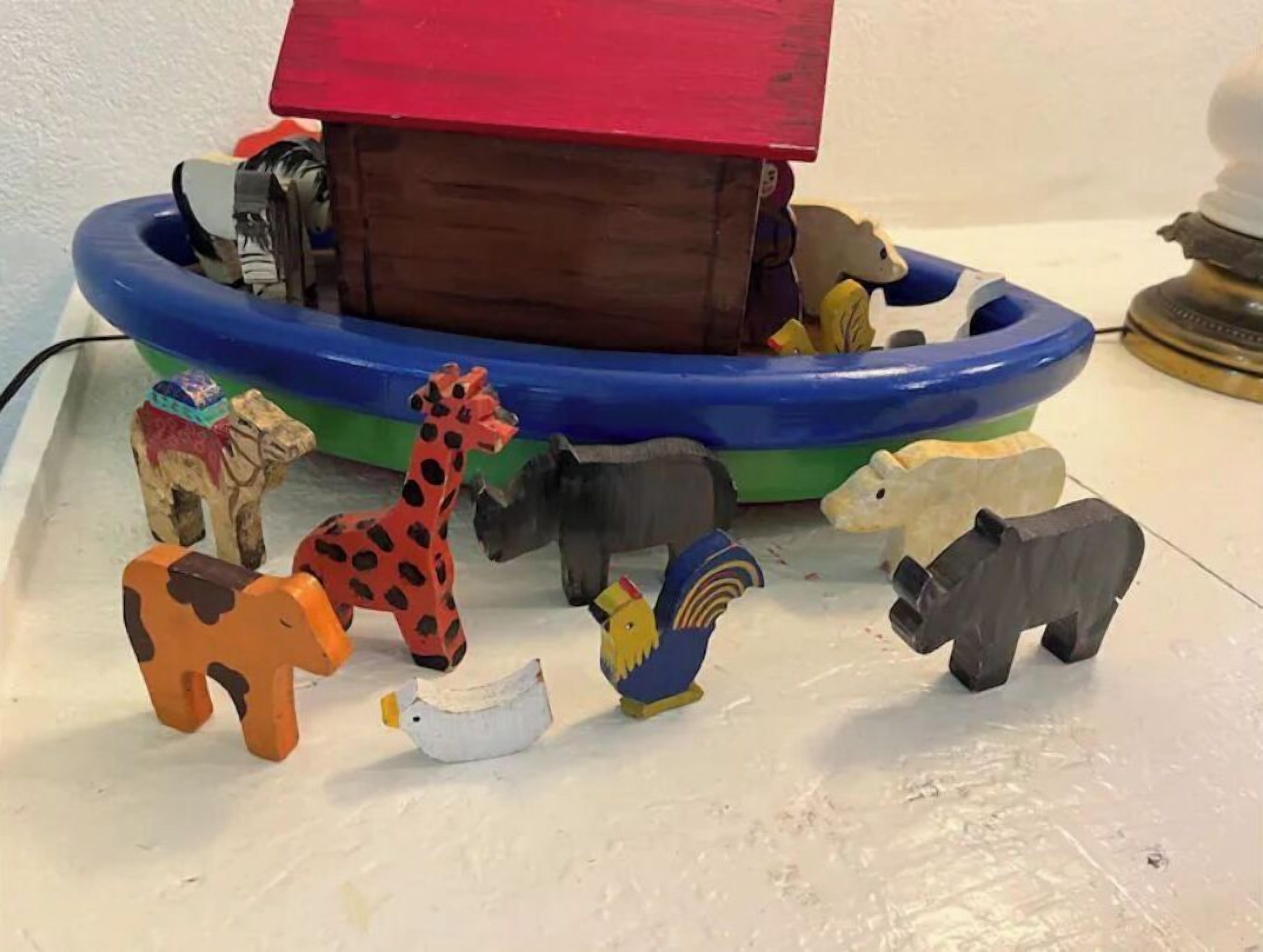 Una serie di figurine di animali su una superficie bianca.
