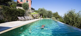 Swimmers paradise with 16m infinity pool- Amazing view- Beautiful family house