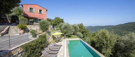 Piscine à débordement