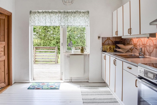 Kühlschrank, Mikrowelle, Herdplatte, Wasserkocher mit Kaffee-/Teezubehör