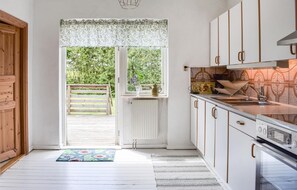Kühlschrank, Mikrowelle, Herdplatte, Wasserkocher mit Kaffee-/Teezubehör