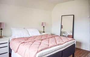 1 bedroom, iron/ironing board, free WiFi