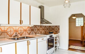 Kühlschrank, Mikrowelle, Herdplatte, Wasserkocher mit Kaffee-/Teezubehör