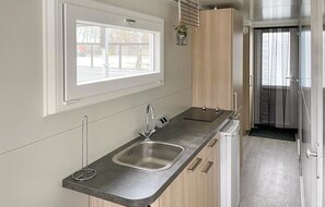 Kühlschrank, Herdplatte, Wasserkocher mit Kaffee-/Teezubehör