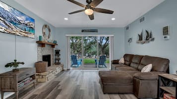 智能电视、壁炉、书