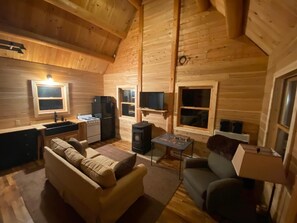 TV connectée, cheminée, écrans d'ordinateur