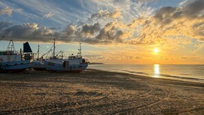 Nær stranden og fisking