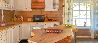 Nice home in Aust-torpa with kitchen