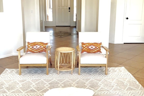 4 habitaciones, escritorio y tabla de planchar con plancha