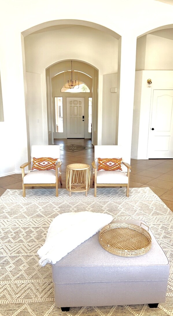 4 bedrooms, desk, iron/ironing board, travel crib - Paul’s Pad, a sweet retreat!!!! (Mesa)