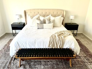 4 chambres, bureau, fer et planche à repasser, lit de bébé portatif