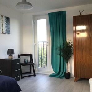 5 bedrooms, desk, iron/ironing board