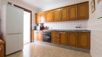 Een koelkast, een oven, een kookplaat