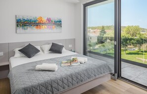 4 bedrooms, travel cot, free WiFi, bed sheets - Lovely home in Medulin (Medulin)