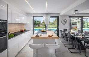 Kühlschrank, Mikrowelle, Ofen, Geschirrspüler