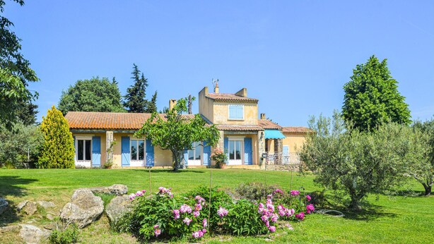 A two-story house with a tiled roof, blue shutters, and a garden with pink flowers. - Cozy home in Lançon-Provence (Lançon-Provence)